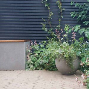 Schutting antraciet grijs verven met houtverf van Thorndown Ecologische verf