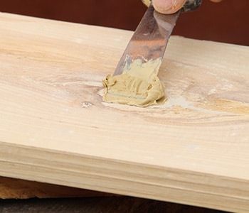 Hout gaatjes vullen voor schilderen