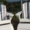 Helder witte houtverf stoelen